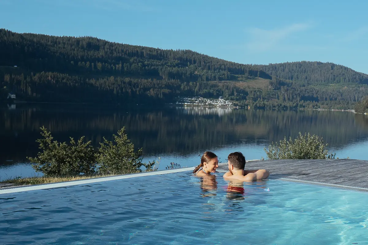 seehotel-wiesler_Couple in the outdoor pool with Titisee