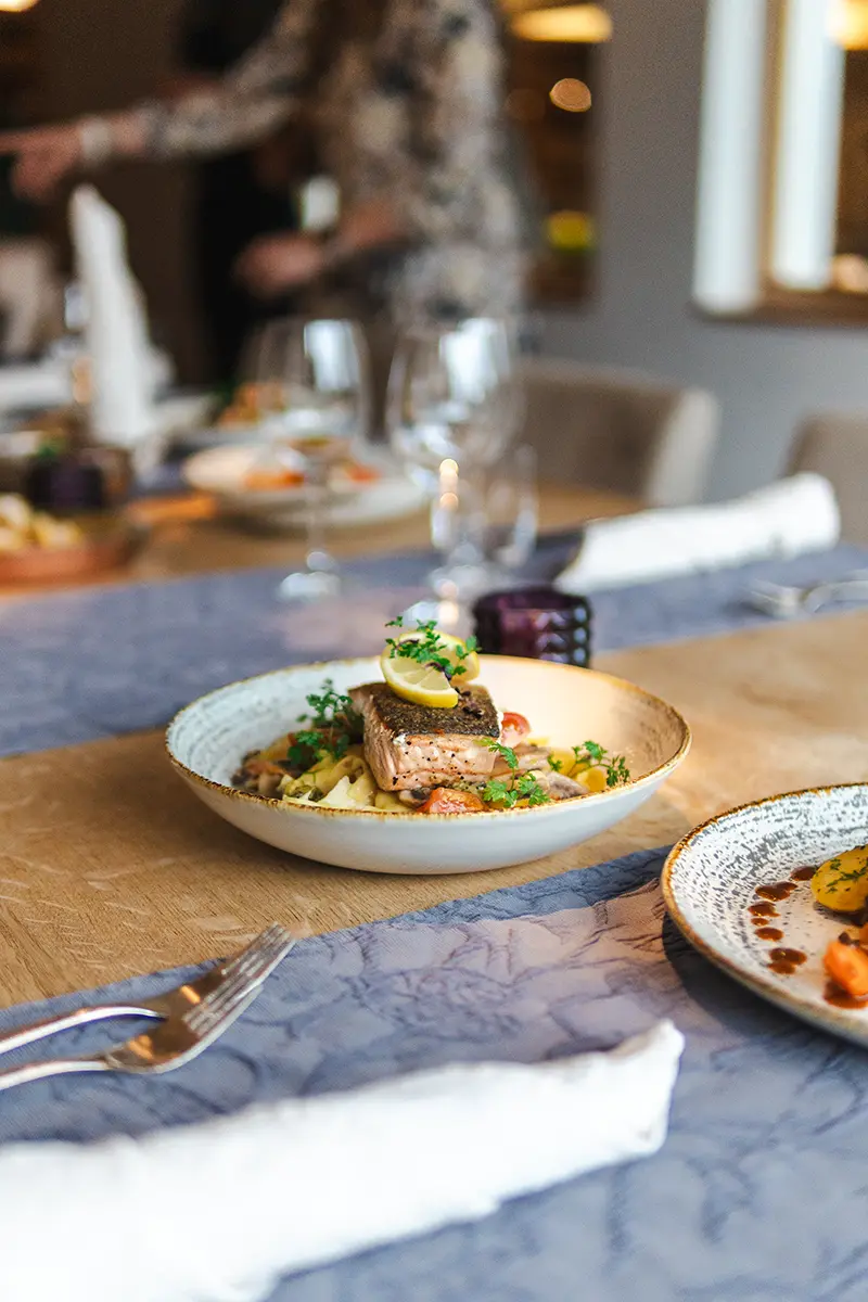 SeehotelWiesler Restaurant Fisch auf Tisch