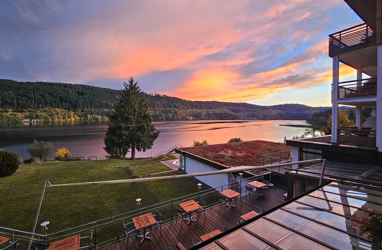 Outdoor Seehotel Wiesler_Sonnenuntergang über der Terrasse mit Titiseeblick