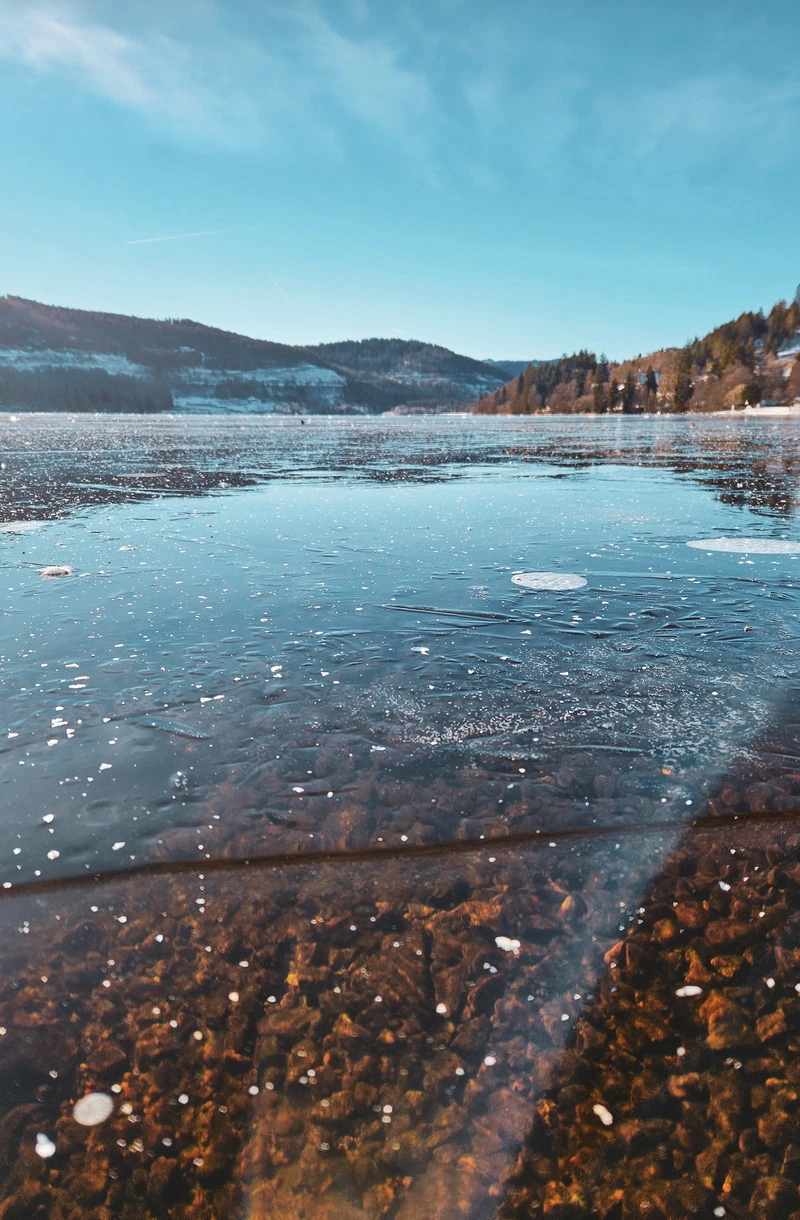 Outdoor Seehotel Wiesler zugefrorener Titisee im Winter