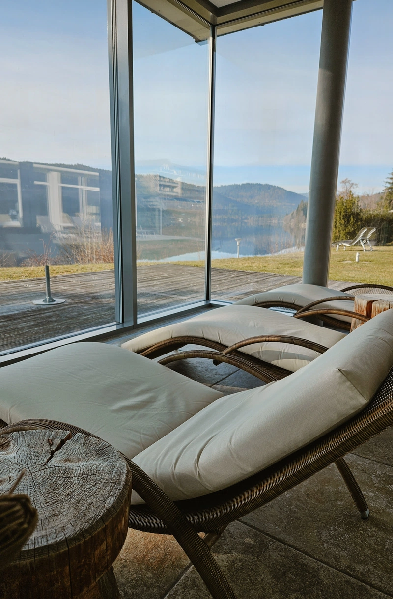 Outdoor Seehotel Wiesler_Ruheraum im Wellnessbereich mit Seeblick am Morgen