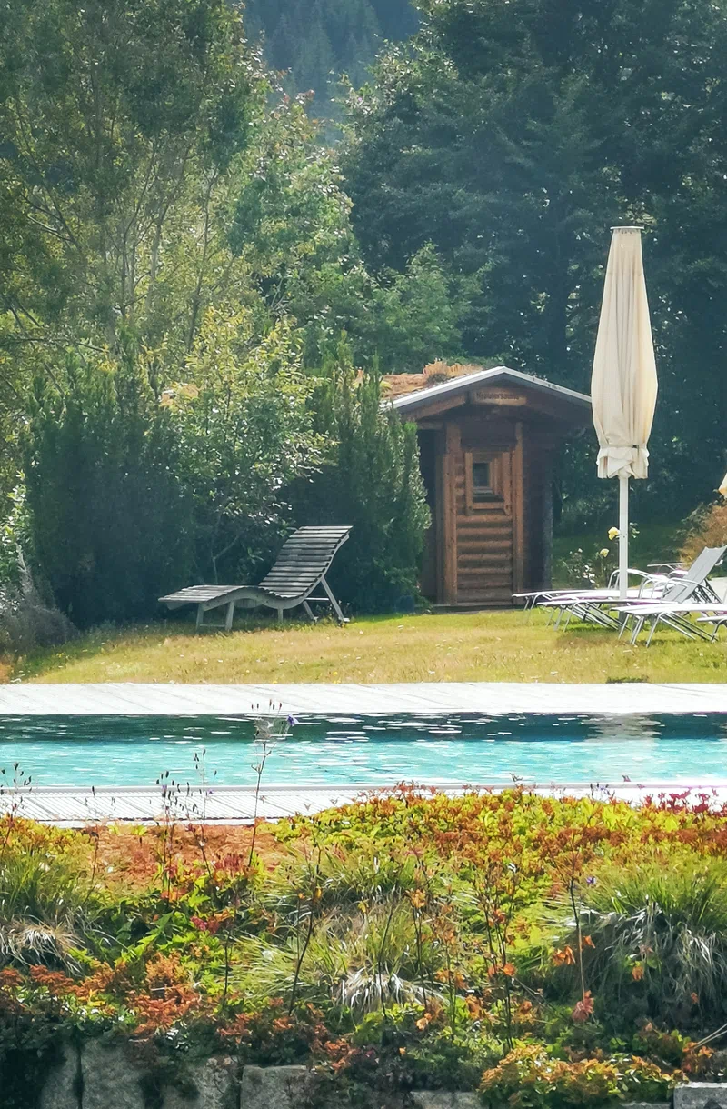 Outdoor Seehotel Wiesler_Pool mit Saunen im Hintergrund