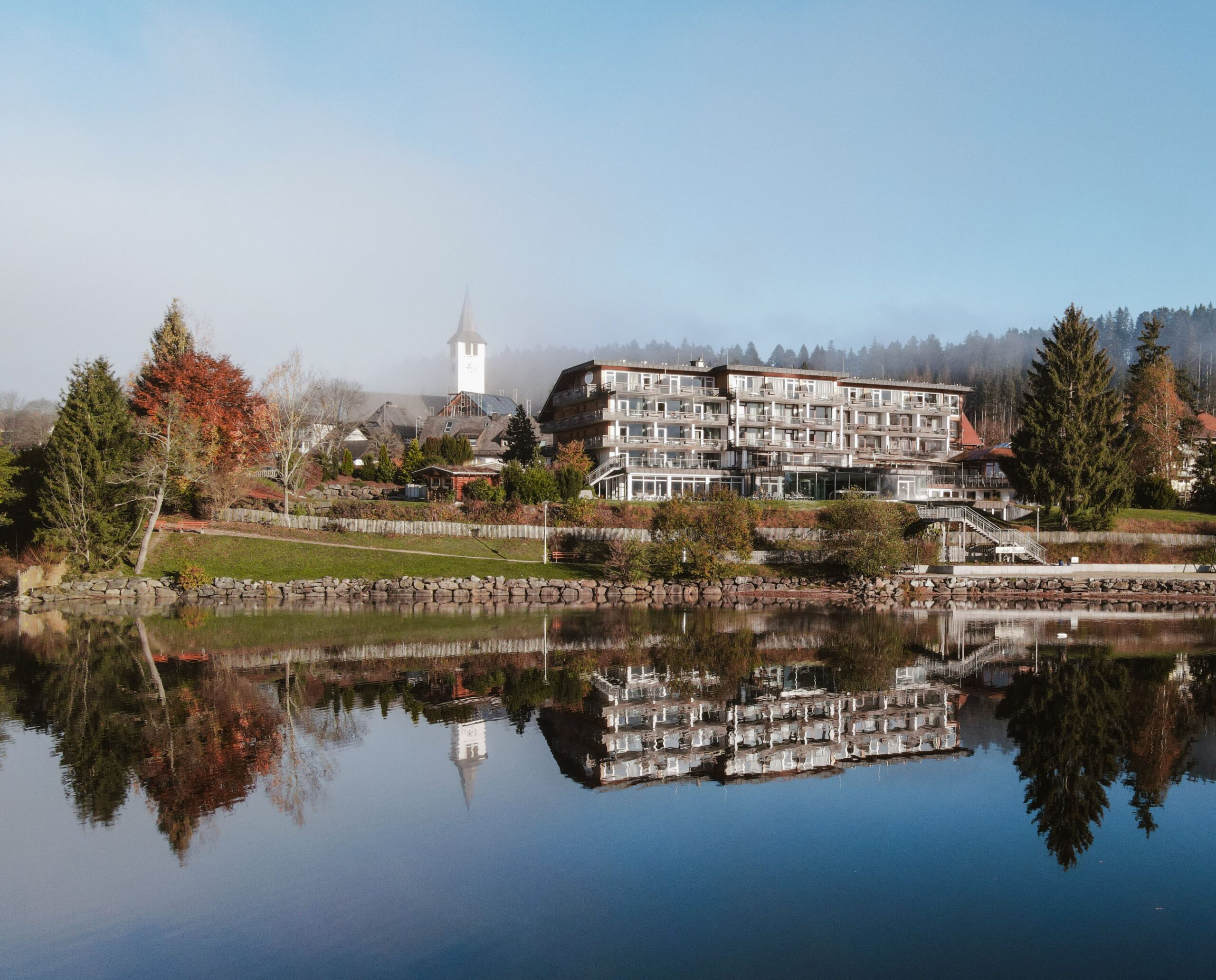 Außen Aufnahme Seehotel Wiesler vom Titisee aus