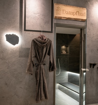 Eingangsbereich zum Dampfbad des textilfreien Wellnessbereichim Seehotel Wiesler